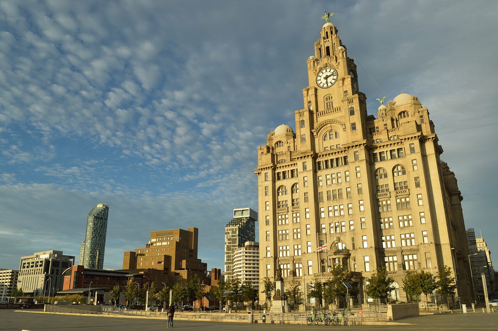 Le Royal Liver Building et les immeubles voisins au nord, peu avant le coucher du soleil, vus depuis le Pier Head